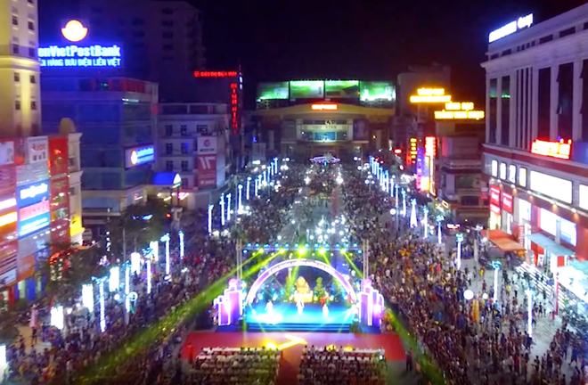 Hàng vạn người chen chân dạo phố đêm đầu tiên tại Nghệ An - Ảnh 1.