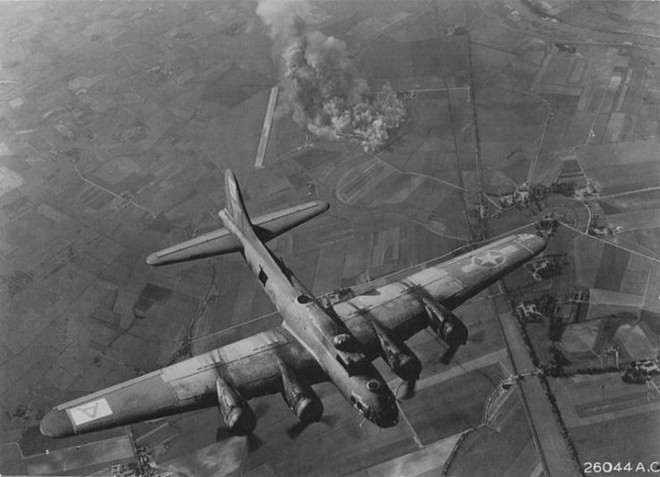 Lý do B-17 được mệnh danh pháo đài bay thời Thế chiến II - Ảnh 8.
