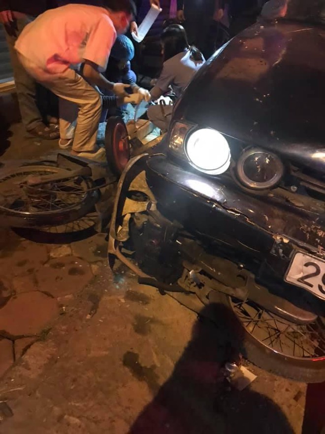 Xe BMW đâm liên hoàn trên phố Hà Nội: Các phương tiện nằm la liệt, tài xế ôm mặt thất thần - Ảnh 3.
