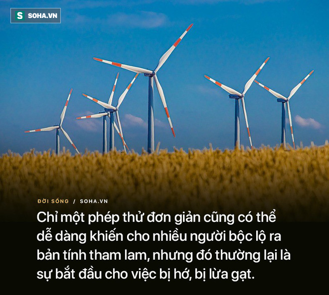 Vừa mua chiếc vòng, chưa ra khỏi cửa hàng đã thấy nhân viên thì thầm to nhỏ, người phụ nữ phát hiện mình đã bị lừa - Ảnh 1.