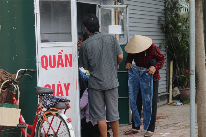 Trời trở lạnh, Hà Nội xuất hiện tủ quần áo “thừa cho đi, thiếu nhận lại - Ảnh 3.