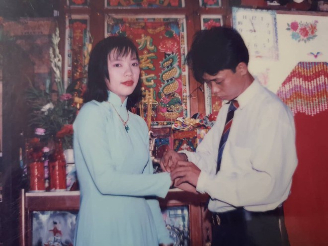 Chuyện tình của đôi đũa lệch đất An Giang: Đám cưới Rich kid cách đây 24 năm, cô dâu mặc đến 10 váy cưới, ảnh chụp 5 album - Ảnh 3.