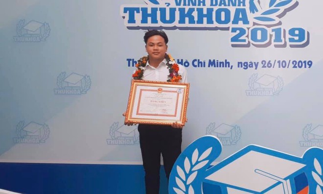 Những thủ khoa không học đại học - Ảnh 2.