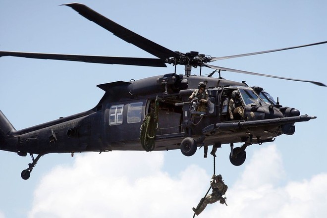 Trực thăng Diều hâu đen chở đặc nhiệm Mỹ tiêu diệt trùm khủng bố IS - Ảnh 12.