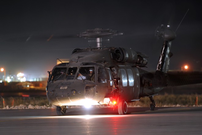 Trực thăng Diều hâu đen chở đặc nhiệm Mỹ tiêu diệt trùm khủng bố IS - Ảnh 13.