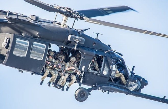 Trực thăng Diều hâu đen chở đặc nhiệm Mỹ tiêu diệt trùm khủng bố IS - Ảnh 15.