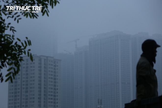 [Ảnh] Chỉ số ô nhiễm lại tăng, Thủ đô Hà Nội “biến” thành Sapa vì sương mù giăng kín  - Ảnh 1.
