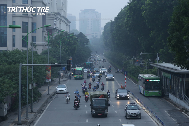 [Ảnh] Chỉ số ô nhiễm lại tăng, Thủ đô Hà Nội “biến” thành Sapa vì sương mù giăng kín  - Ảnh 3.