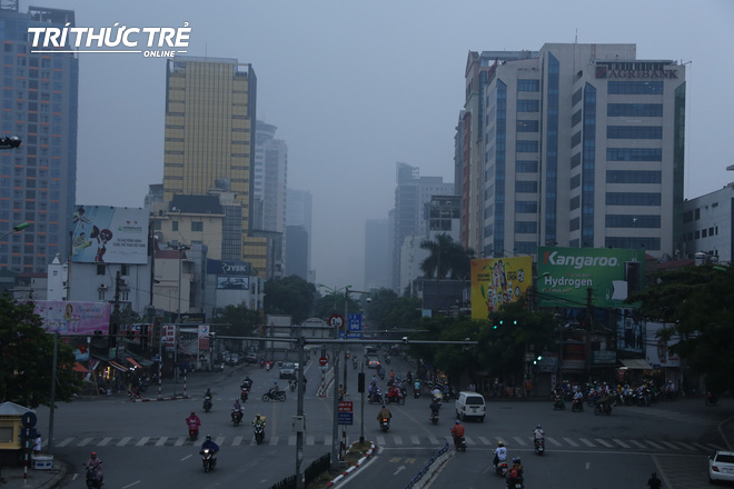 [Ảnh] Chỉ số ô nhiễm lại tăng, Thủ đô Hà Nội “biến” thành Sapa vì sương mù giăng kín  - Ảnh 8.