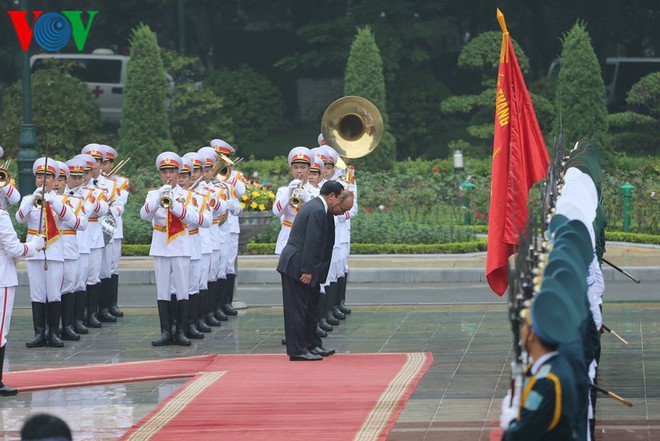 Thủ tướng Nguyễn Xuân Phúc chủ trì lễ đón Thủ tướng Campuchia Hun Sen - Ảnh 2.