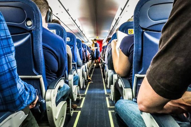 Hành khách máy bay choáng vì bàn chân vô duyên của người ngồi cạnh - Ảnh 1.