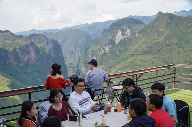 Hàng trăm lượt khách tiếp tục check-in tại tòa gai bê tông trên đèo Mã Pì Lèng, nhà hàng trang bị thêm thang - Ảnh 1.