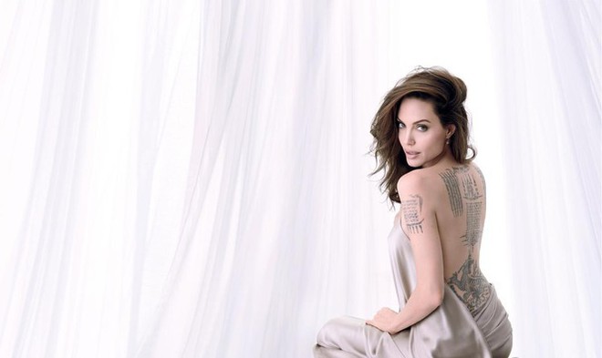 Angelina Jolie quyến rũ đầy mê hoặc khi thả dáng trong bồn tắm - Ảnh 2.