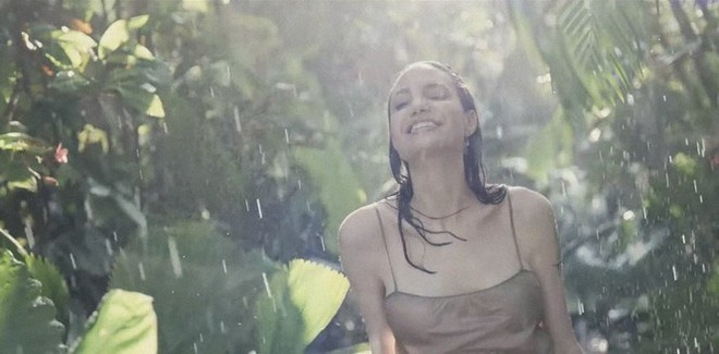 Angelina Jolie quyến rũ đầy mê hoặc khi thả dáng trong bồn tắm - Ảnh 12.