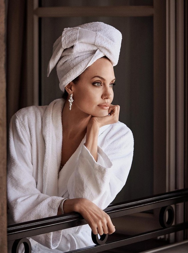 Angelina Jolie quyến rũ đầy mê hoặc khi thả dáng trong bồn tắm - Ảnh 4.