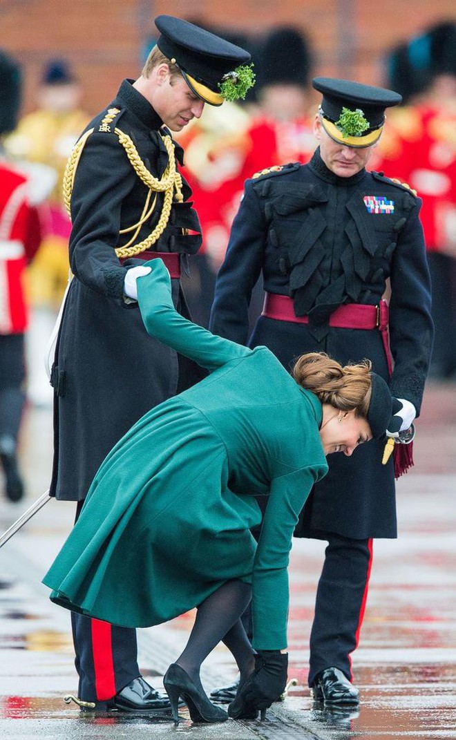 Những khoảnh khắc rất đời thường của thành viên hoàng gia Anh - Ảnh 8.