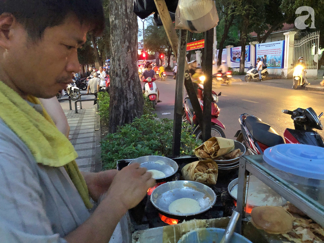 Xe bánh nướng vui vẻ của ông chú Sài Gòn, khách hàng đến chỉ có cười tít mắt: Chụp hình tui mỏ nhọn nhớ photoshop lại cho đẹp nha - Ảnh 10.