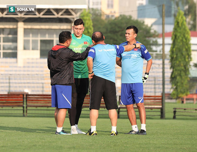 Văn Lâm nhanh chóng hòa nhập, Bùi Tiến Dũng tươi như hoa khi trở lại U22 Việt Nam - Ảnh 3.