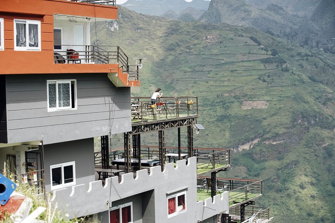 Bà chủ tòa gai bê tông xây trái phép trên đèo Mã Pì Lèng: Nếu bị thu hồi sẽ cho mìn nổ tung” - Ảnh 3.