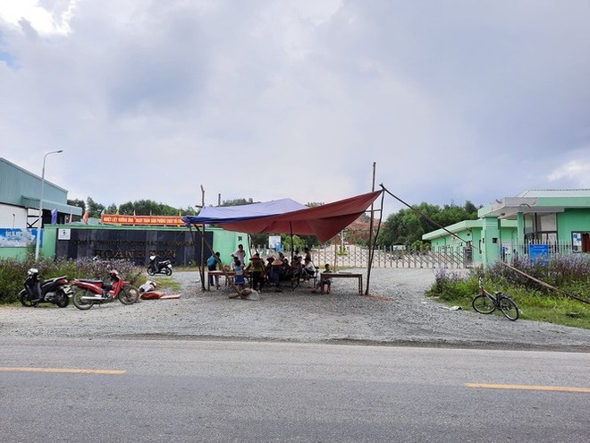 Hàng chục hộ dân dựng rạp, bàn ghế chặn cổng nhà máy rác ở Hà Tĩnh - Ảnh 1.