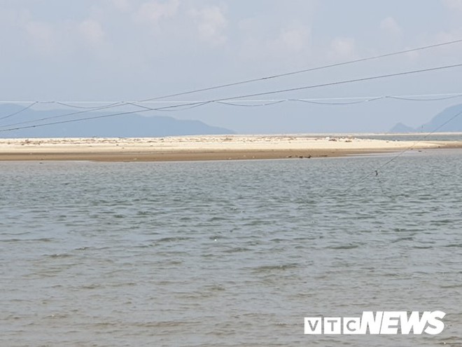 Đảo cát mới nổi giữa biển Cửa Đại lại phình thêm 50 mét - Ảnh 2.