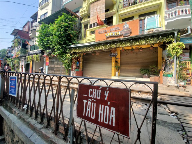 Hàng quán phố đường tàu Hà Nội đóng cửa, tiểu thương lo mất trắng trước tin dẹp tiệm - Ảnh 3.