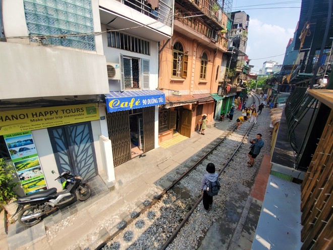 Hàng quán phố đường tàu Hà Nội đóng cửa, tiểu thương lo mất trắng trước tin dẹp tiệm - Ảnh 2.