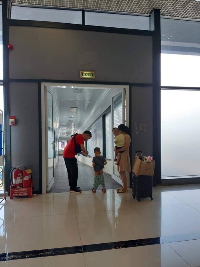 Bức xúc hình ảnh bố mẹ cho con trai đi vệ sinh ngay giữa lối đi ở sân bay - Ảnh 1.