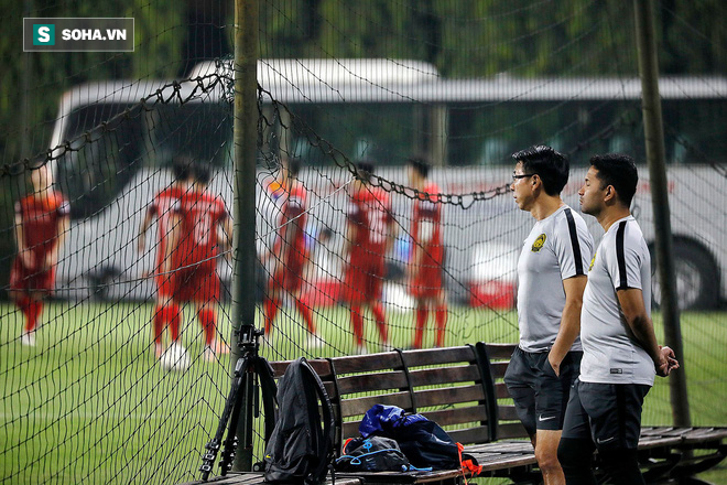 Thầy Park nổi cáu, dừng tập vì Malaysia đến sân sớm; HLV Tan Cheng Hoe tranh thủ ngó ĐTVN - Ảnh 9.