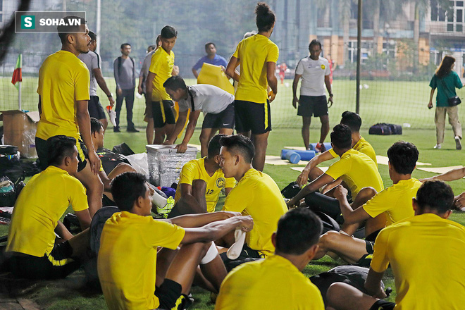 Thầy Park nổi cáu, dừng tập vì Malaysia đến sân sớm; HLV Tan Cheng Hoe tranh thủ ngó ĐTVN - Ảnh 2.