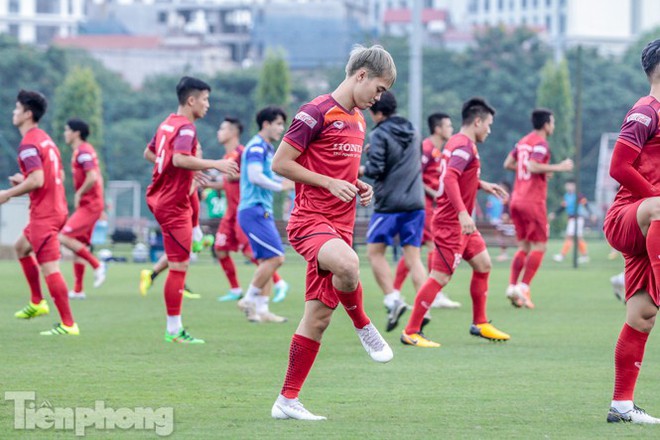 Công Phượng tình tứ với Tuấn Anh trên sân tập tuyển Việt Nam - Ảnh 12.