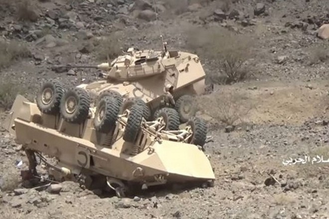 Lính Houthi chĩa AK gọi hàng, lính đại gia Saudi trong xe bọc thép sợ run như cầy sấy - Ảnh 1.
