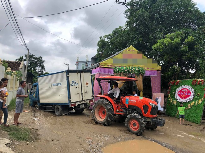 Vụ tai nạn dở khóc dở cười của xe tải ngay trước rạp cưới khiến gia đình bối rối tìm cách giải quyết - Ảnh 1.