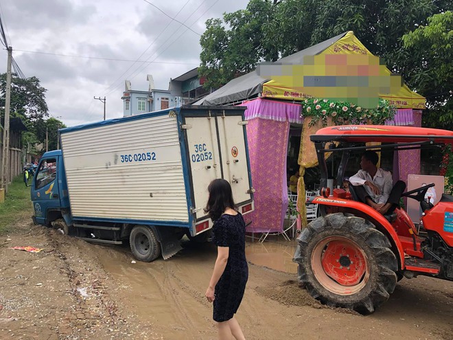 Vụ tai nạn dở khóc dở cười của xe tải ngay trước rạp cưới khiến gia đình bối rối tìm cách giải quyết - Ảnh 3.