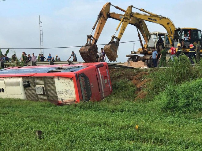 Lật xe giường nằm trên đường đi Lào, 1 người chết, 20 người bị thương - Ảnh 4.