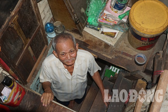 Hóp bụng, nghiêng mình di chuyển trong căn nhà siêu mỏng giữa phố Sài Gòn - Ảnh 3.