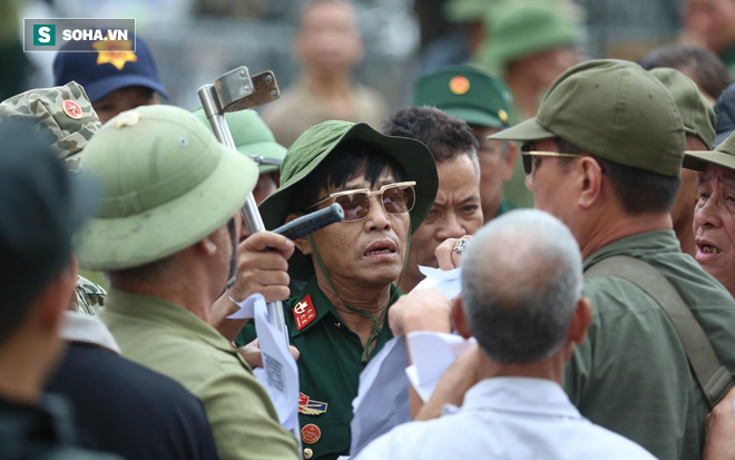 Tự xưng thương binh, nhóm người gây lộn đánh nhau, trèo cổng đòi mua vé trận VN - Malaysia - Ảnh 4.