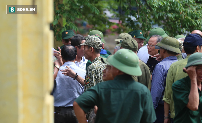 Tự xưng thương binh, nhóm người gây lộn đánh nhau, trèo cổng đòi mua vé trận VN - Malaysia - Ảnh 3.