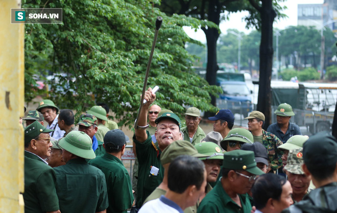Tự xưng thương binh, nhóm người gây lộn đánh nhau, trèo cổng đòi mua vé trận VN - Malaysia - Ảnh 5.