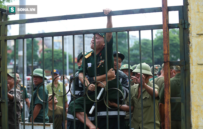 Tự xưng thương binh, nhóm người gây lộn đánh nhau, trèo cổng đòi mua vé trận VN - Malaysia - Ảnh 6.