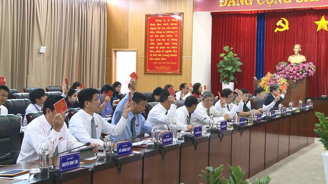 Cựu bí thư thị xã Bến Cát bị bãi nhiệm đại biểu HĐND - Ảnh 2.