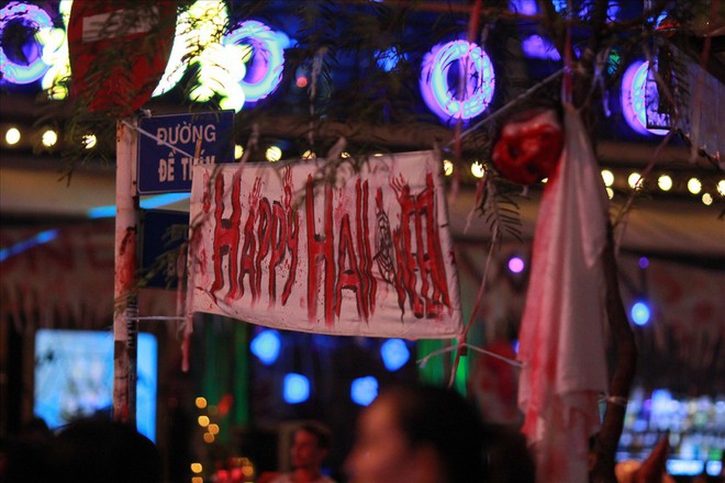 Giới trẻ Sài Gòn hóa ma quỷ dạo phố dịp lễ hội Halloween - Ảnh 4.