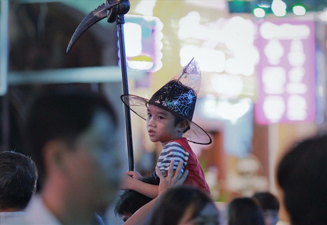 Giới trẻ Sài Gòn hóa ma quỷ dạo phố dịp lễ hội Halloween - Ảnh 6.