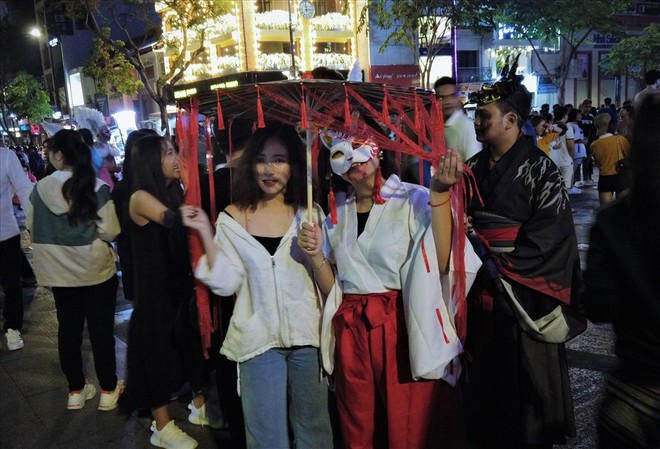 Giới trẻ Sài Gòn hóa ma quỷ dạo phố dịp lễ hội Halloween - Ảnh 10.