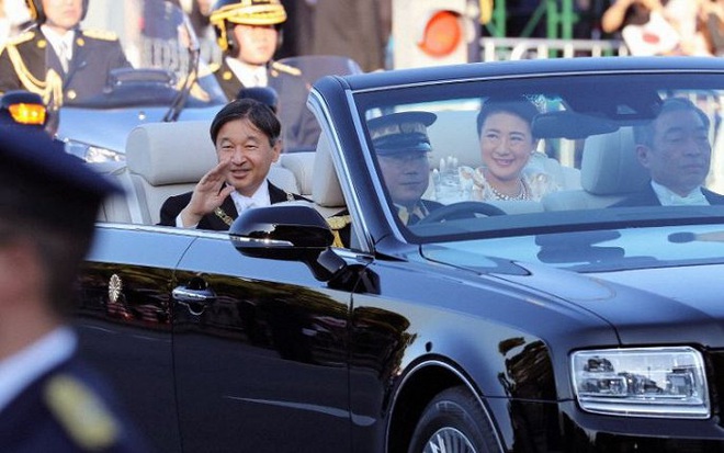 Nhật hoàng Naruhito, Hoàng hậu Masako diễu hành mừng ngày lên ngôi - Ảnh 1.