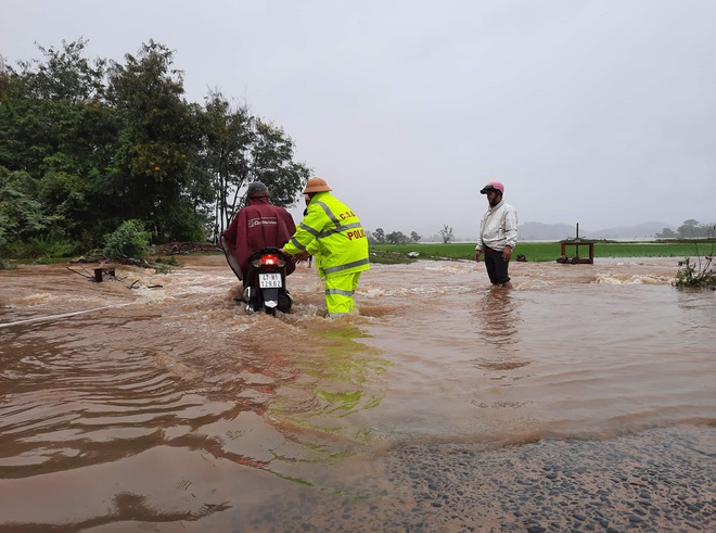 Sạt lở hơn 100m đường, 300 nhà dân chìm trong biển nước, nguy cơ vỡ đập thủy lợi ở Đắk Lắk - Ảnh 8.