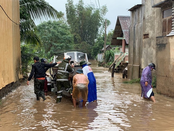 Sạt lở hơn 100m đường, 300 nhà dân chìm trong biển nước, nguy cơ vỡ đập thủy lợi ở Đắk Lắk - Ảnh 7.