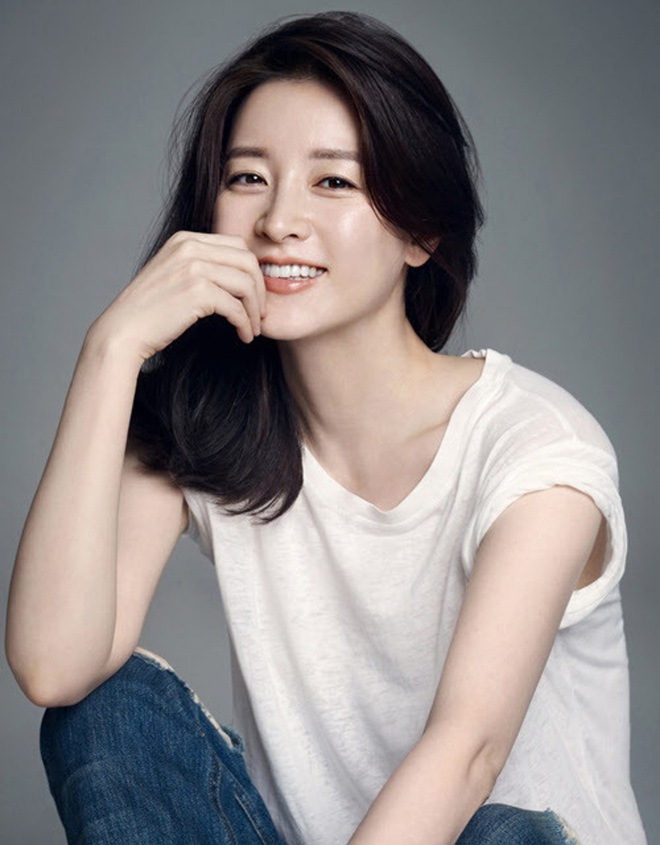 Dae Jang Geum Lee Young Ae: Từ tượng đài nhan sắc Hàn Quốc tới tin đồn là mẹ chồng “búp bê xứ Hàn” Han Chae Young - Ảnh 1.