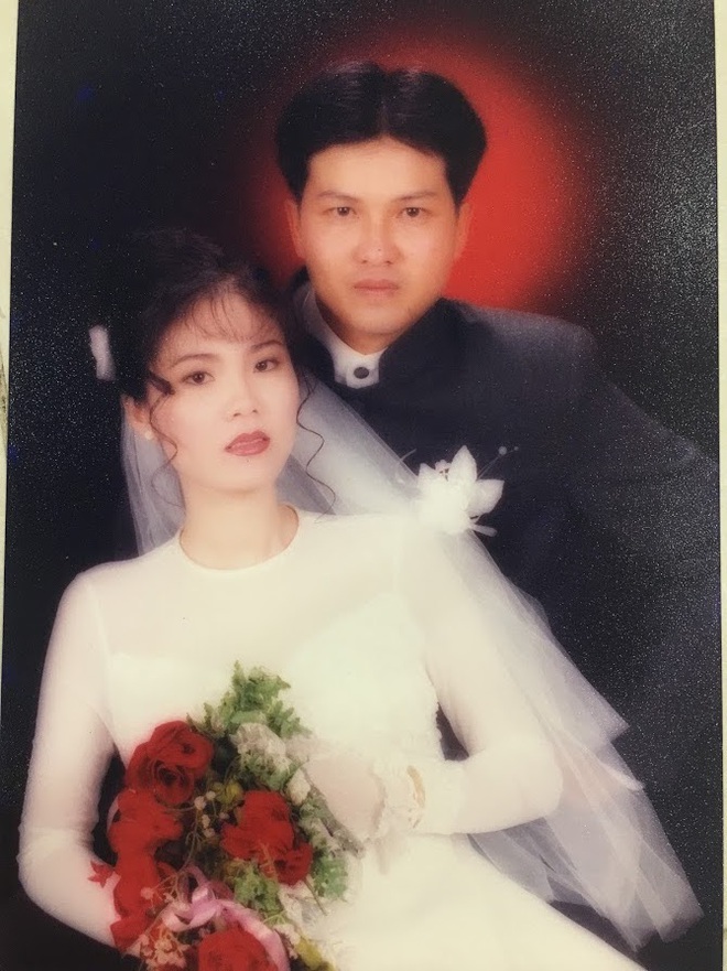 Đại gia thập niên 90 là đây: Chú rể cầu hôn bằng 7 phân vàng, chi 10 cây vàng tổ chức đám cưới, cô dâu thay 6 cái váy nhưng thân thế họ mới thật bất ngờ - Ảnh 2.