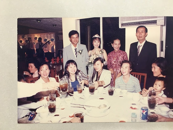 Đại gia thập niên 90 là đây: Chú rể cầu hôn bằng 7 phân vàng, chi 10 cây vàng tổ chức đám cưới, cô dâu thay 6 cái váy nhưng thân thế họ mới thật bất ngờ - Ảnh 16.